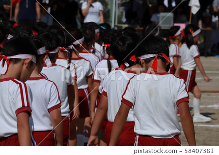 運動會的形象孩子們穿著紅色和紅色的蜜蜂與紅色體操服 58407381