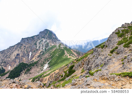 春季的八岳岳登山：宮根岳至赤岳（從赤岳的正下方眺望阿彌岳） 58408053