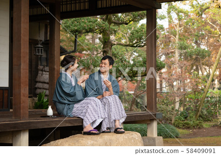 Middle couple hot spring travel Yukata Ryokan image 58409091
