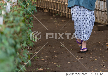 Hot spring, travel, senior woman 58411640