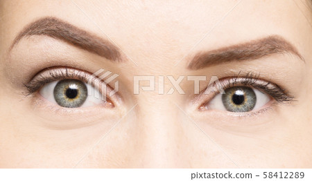 woman eyes 58412289