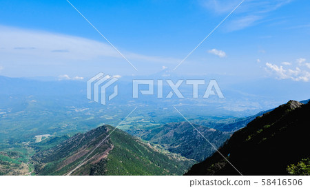 Spring Yatsugatake mountain climbing: View of Nobeyama from the summit of Akadake 58416506