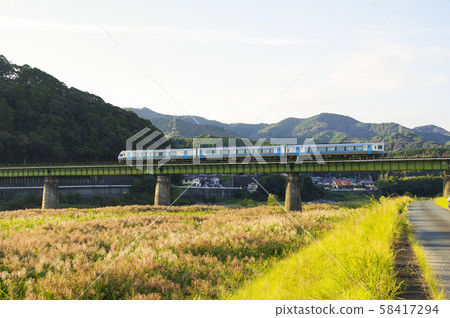 橫淀川鐵橋上的特快列車 橫淀川鐵橋上的特快列車 58417294