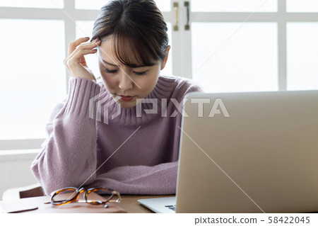 Young woman 58422045