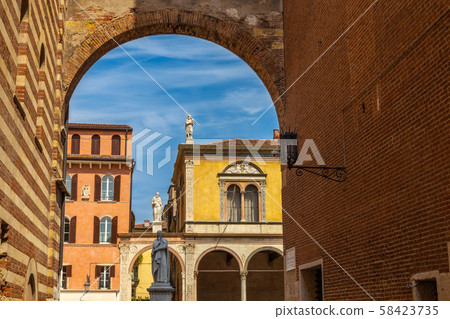 Statue of the great poet Dante Alighieri 58423735