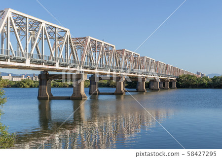 從淀川右岸的下游看的淀川橋（2019年10月） 58427295