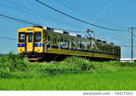 在山陽本線，新瀨市和中正站之間行駛的前進列車（105系列） 58427565