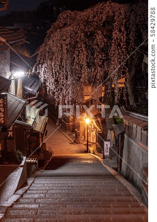 《京都》在寧坂盛開的垂枝櫻花 《京都》在寧坂盛開的垂枝櫻花 58429788