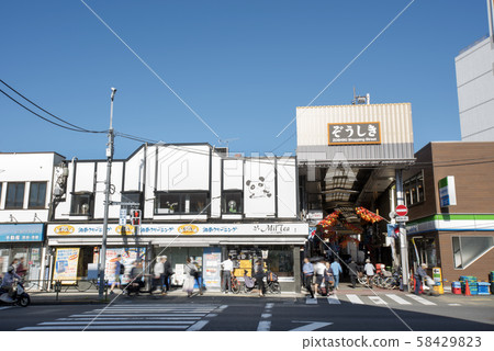 Around the miscellaneous station entrance pedestrian crossing of Daiichi Keihin National Route 15 Around the miscellaneous station entrance pedestrian crossing of Daiichi Keihin National Route 15 58429823