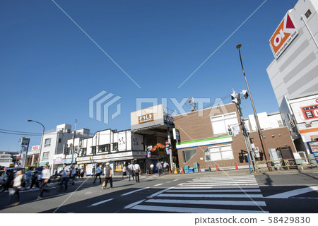 Around the miscellaneous station entrance pedestrian crossing of Daiichi Keihin National Route 15 Around the miscellaneous station entrance pedestrian crossing of Daiichi Keihin National Route 15 58429830