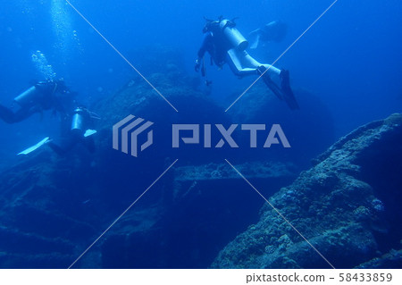 scuba diving 58433859
