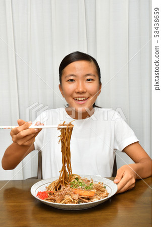 女孩吃炒麵 58438659