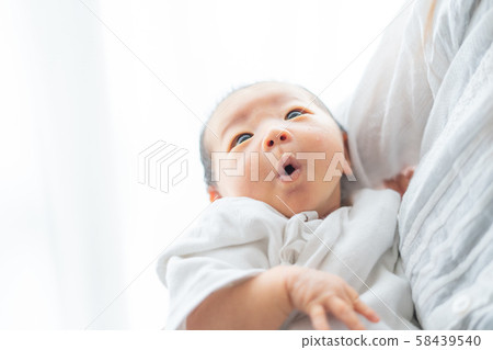 Newborn (0 years and 0 months) and mother 58439540