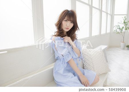 捲髮中等風格的日本女性 捲髮中等風格的日本女性 58439908