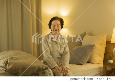 Senior women 58440160