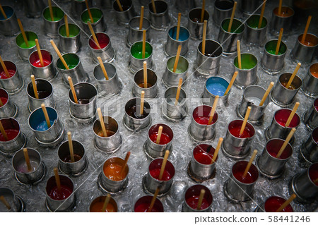 Traditional Thai Popsicle Maker made by using juice pour to stainless tube and soak into a tank then rotate the top,this agitates the ice and settles the tubes 58441246