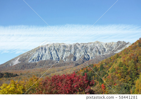 Autumn Oyama south wall seen from the key wall in Tottori Prefecture Autumn Oyama south wall seen from the key wall in Tottori Prefecture 58441281