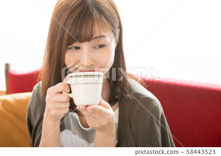 在咖啡廳喝咖啡的婦女 在咖啡廳喝咖啡的婦女 58443523