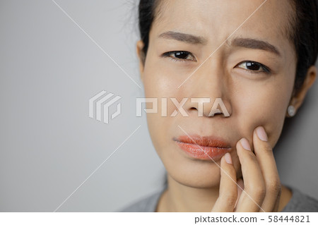 Women have a lot of toothache. 58444821