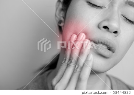 Women have a lot of toothache. Women have a lot of toothache. 58444823