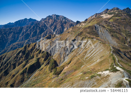 長野縣白馬村的鬆鬆山步道和高龍岳和鹿島岳岳的景色（無人機拍攝的鳥瞰圖） 58446115