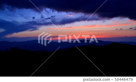 夢幻般的日落場景在山。 58446479