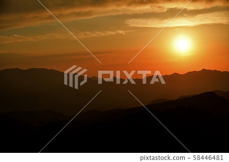 夢幻般的日落場景在山。 58446481