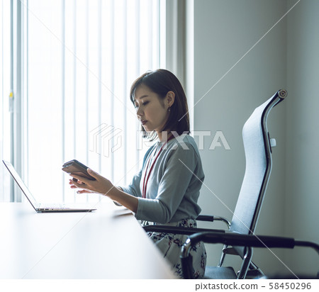女性肖像 58450296