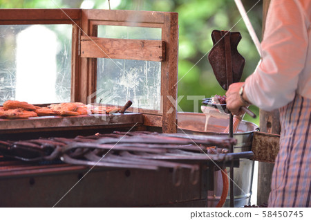 在秋天的節日開幕的複古大燒餐廳 在秋天的節日開幕的複古大燒餐廳 58450745