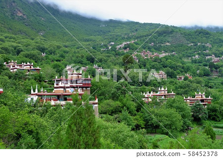 西式華人村莊,榮吹西藏地區 西式華人村莊,榮吹西藏地區 58452378