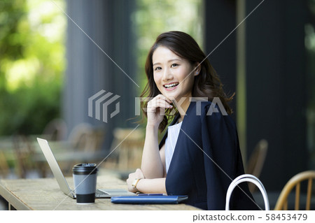 Business woman cafe 58453479