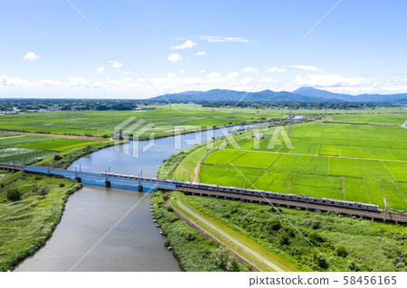 在筑波山的背景下,鳥瞰JR高濱站附近橫越Koise河的常磐線E531火車 在筑波山的背景下,鳥瞰JR高濱站附近橫越Koise河的常磐線E531火車 58456165