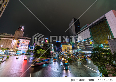 日本橫濱的城市景觀由於“史上最強” 19號颱風向北移動，烏雲儘早覆蓋，城市下著毛毛雨=橫濱站前廣場 58459830