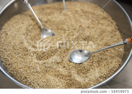 Sesame seeds in a bowl 58459973