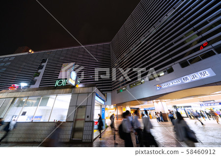 日本橫濱的城市景觀由於“史上最強” 19號颱風向北移動，烏雲儘早覆蓋，城市下著毛毛雨=橫濱站前廣場 58460912