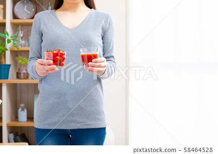 櫻桃番茄和番茄汁的女人 58464528