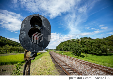 紅綠燈和藍天 58465100