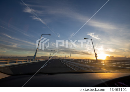 從車上看到的日落 58465101