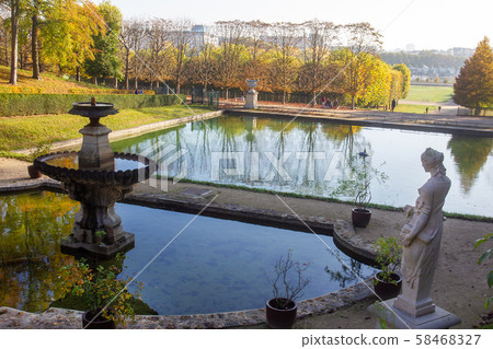 Domaine national de Saint-Cloud.     -  pond  and  58468327