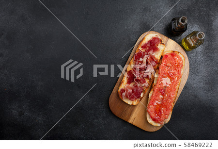 Spanish tomato and ham toast, traditional 58469222