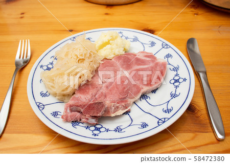 德國家庭烹飪（在法蘭克福附近）：煮豬肉，酸菜和土豆泥 58472380
