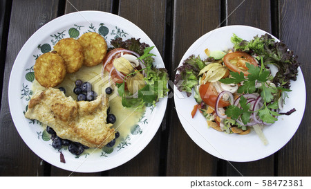 德國美食：烤火雞配土豆泥和沙拉 58472381