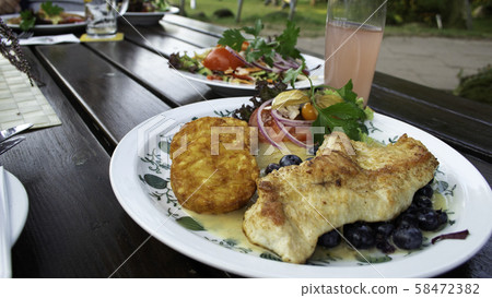 德國美食:烤火雞配土豆泥和沙拉 德國美食:烤火雞配土豆泥和沙拉 58472382
