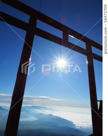 太陽從富士鳥居升起 58473709