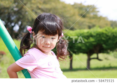 在公園裡玩的女孩 在公園裡玩的女孩 58475515
