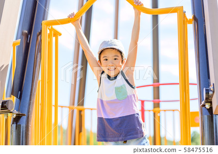 一個男孩在公園裡玩 一個男孩在公園裡玩 58475516
