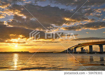 [Lake Biwa Bridge (Morning)] Imahama Town, Moriyama City, Shiga Prefecture 58476301