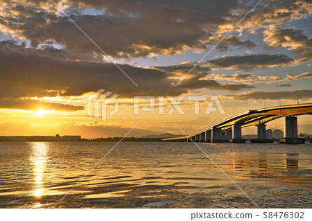 [琵琶湖大橋（早晨）]滋賀縣守山市今ah町 58476302