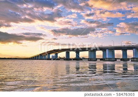 [琵琶湖大橋（早晨）]滋賀縣守山市今ah町 58476303