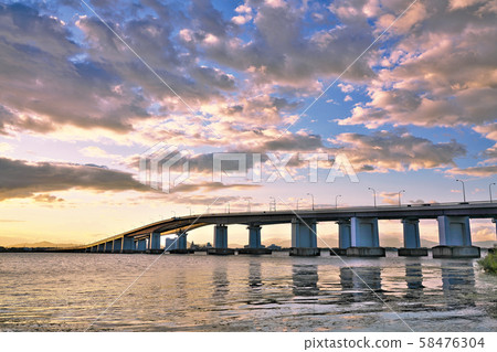 [琵琶湖大橋（早晨）]滋賀縣守山市今ah町 58476304